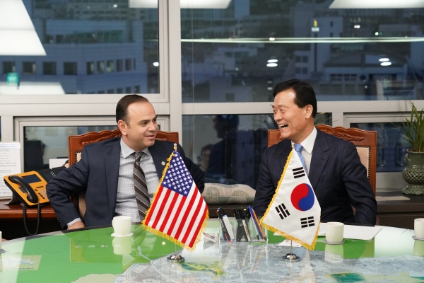 2019년 3월 14일 오후 6시, 자레 시난얀 글렌데일시장(왼쪽)과 이승로 성북구청장이 성북구청장실에서 환담을 나누고 있다.(장소 성북구청장실)