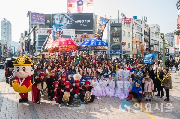 김해 부산광복동서 수로왕 행차로 홍보 © 김해시 제공
