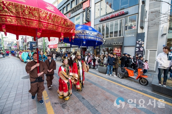 김해 부산광복동서 수로왕 행차로 홍보 © 김해시 제공