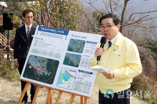 허성무 창원시장이 강소연구개발특구 현장실사에서 설명을 하고 있다. © 창원시 제공
