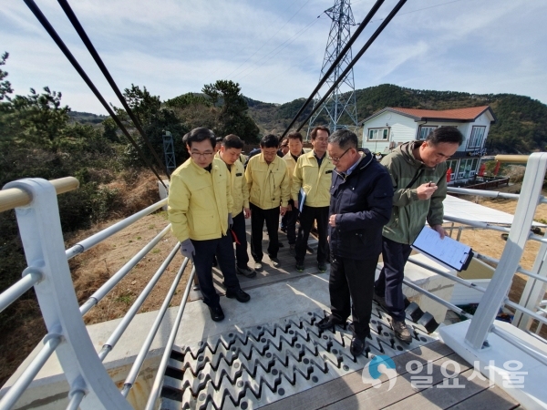 이명규 부시장이 연화도우도보도교 해빙기 안전취약시설 현장확인 나서 © 통영시 제공