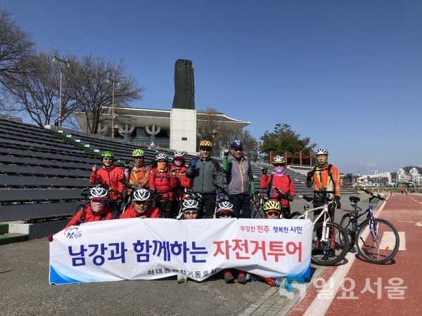 하대동자전거동호회원들이 라이딩 도중 경남문화예술회관 앞에서 기념촬영을 하고 있다. @ 이도균 기자