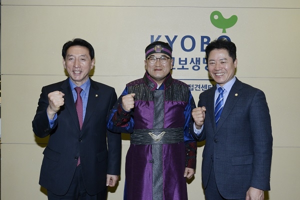 주낙영 경주시장이 18일 김석기 의원(왼쪽)과 윤병길 시의장(오른쪽)과 함께 대한민국 축구종합센터 유치를 위해 화이팅 하고 있다.