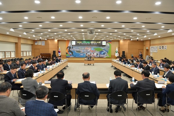 경산시가 18일 시청 대회의실에서 국비사업 발굴 추진 상황 점검을 위한 2차 국가투자예산 발굴 전략 보고회를 개최하고 있다.