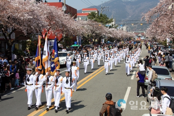 제57회 진해군항제(군악의장) © 창원시 제공