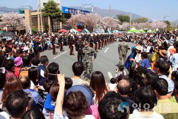 제57회 진해군항제(군악의장) © 창원시 제공