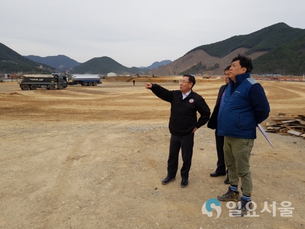 서정두 의창구청장이 산업단지 조성사업 현장을 점검하고 있다. © 창원시 제공