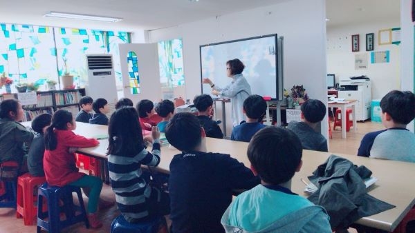 신중년지역아동센터, 한국사 수업 모습