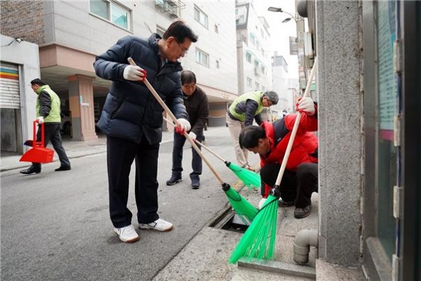 ▲ 20일 오전 7시 ‘새봄맞이 일제 대청소’에 참여한 유덕열 동대문구청장과 직원 및 주민들이 장안1동 구석구석을 청소하고 있다