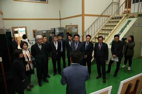 경주시의회 경제도시위원회가 20일 본회의 직후 농업인들의 애로사항 청취위해 현장방문 실시하고 있다.