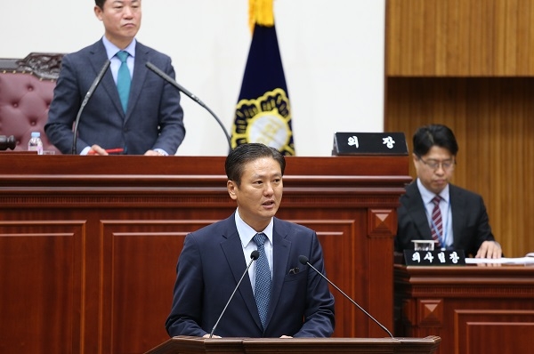 경주시의회 제240회 임시회 개회 제1차 본회의 회의에 앞서 최덕규 의원이 5분발언을 하고 있다.