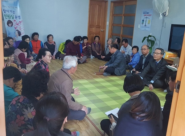 경산시가 지난 19일 어르신·장애인 등 사회적 약자에 대한 배려와 사랑으로 맞춤형 민원서비스 제공하기 위해 ‘찾아가는 민원실’을 운영했다.