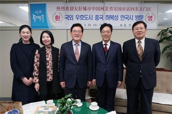 ▲20일(수) 오후, 유덕열 동대문구청장(가운데)이 왕잔샹 상무부시장(오른쪽 두 번째)을 비롯한 중국 하북성 안국시 관계자들과 기념촬영을 하고 있다.