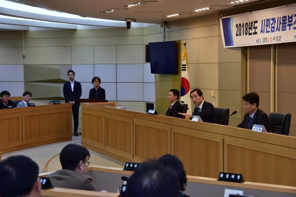 문석진 서대문구청장이 서대문구 시민감사옴부즈만 운영성과 보고회에서 건축법상 불합리한 지하층 규정 문제에 대해 발언하고 있다.