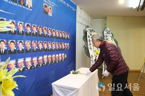 윤상기 군수가 서해수호의 날기념식에서 헌화하고 있다. © 하동군 제공