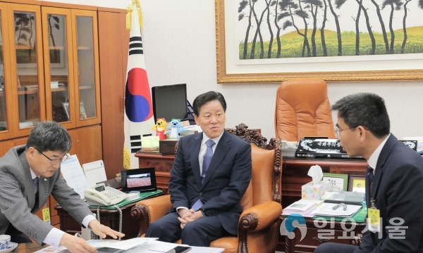 노영식 남해부군수와 김기채 여수시 건설교통국장 등 관계공무원이 주승용 국회부의장을 만나 남해~여수 간 영호남해저터널 조기추진 필요성을 설명하고 있다 © 남해군 제공