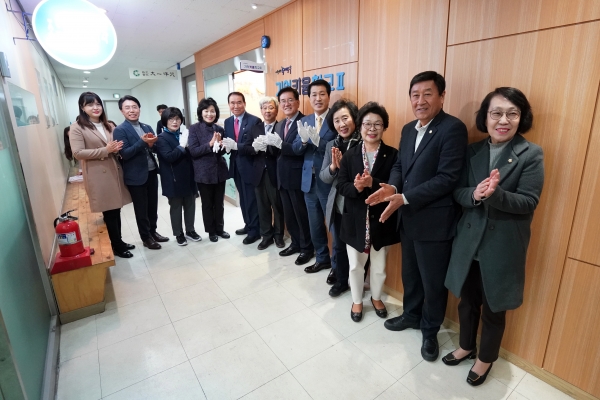 22일(금) 열린 ‘동대문구 제2 기억키움학교 개소식’에서 유덕열 동대문구청장을 비롯한 참석자들이 기념촬영을 하고 있다.
