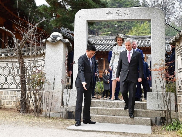 불로문 지나는 벨기에 왕국 국왕 부부