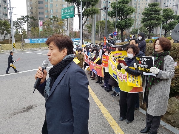 ㈔한국화원협회 등 22개 단체로 구성된 광주.전남화훼인협의회가 26일 오전 광주시교육청 정문에서 집회를 열었다. [뉴시스]