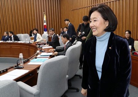 13일 오전 서울 영등포구 여의도 국회에서 열린 법제사법위원회의 사법개혁 특별위원회에서 중소벤처기업부 장관 후보자로 내정된 박영선 사개특위 위원장이 위원장을 사임한 후 사개특위를 떠나고 있다.