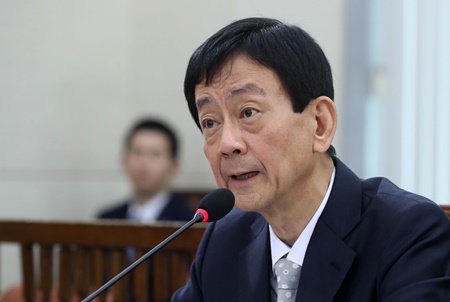 진영 행정안전부 장관 후보자가 27일 오전 서울 여의도 국회 행정안전위원회 회의실에서 열린 인사청문회에서 의원들 질의에 답하고 있다.