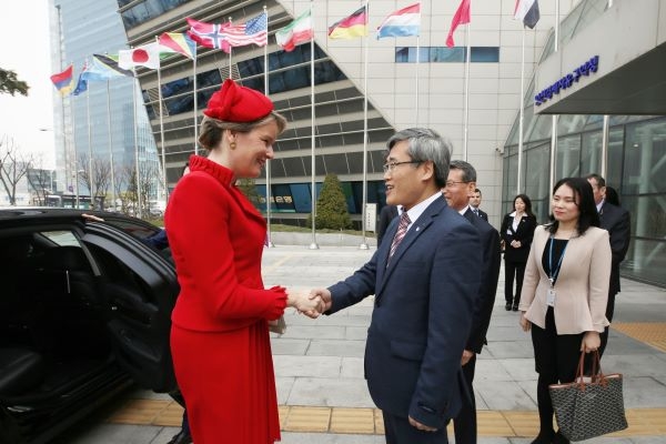 벨기에 왕비(왼쪽)를 맞이하는 김진용 IFEZ 청장
