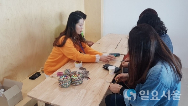 산청한의학박물관 오색실팔찌 만들기 © 산청군 제공