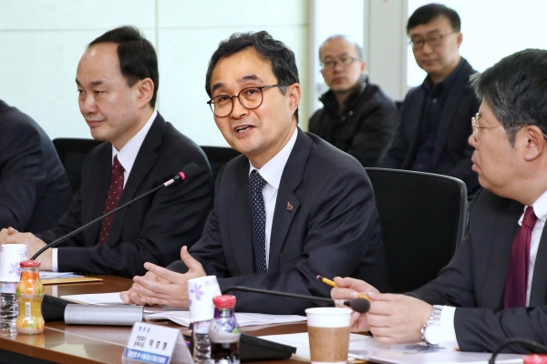 박원주 특허청장이 7일 오후 경기 성남시 분당구 판교테크노밸리에서 열린 ‘중소기업 글로벌 경쟁력 강화를 위한 수출기업 정책간담회’를 주재하고 있다.
