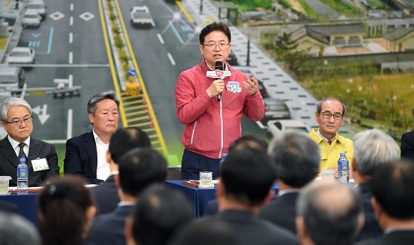 이철우 도지사가 27일 청도군을 방문해 군민들의 목소리를 듣고 경북 농민사관학교 청도분교 설치, 농산물 공동선별장 건립 등 청도군 발전 방안에 대해 논의하고 있다.