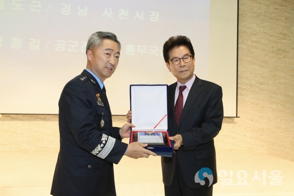 송도근 사천시장 공군참모총장 감사패 수상 © 사천시 제공