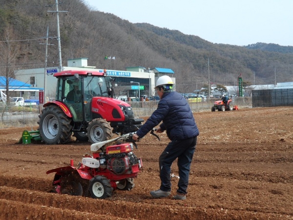 영양군이 관내 70세 이상 고령 농가를 대상으로 농작업 대행서비스를 추진한다.