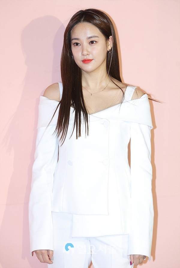 엘러브 행사 참석한 이주연