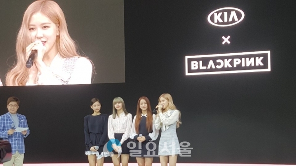 기아차가 28일 2019 서울모터쇼에서 걸그룹 블랙핑크를 글로벌 브랜드 홍보대사로 임명하고 위촉식을 진행했다.