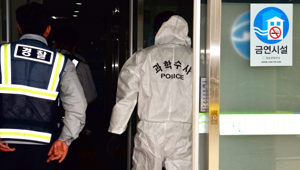 28일 오전 11시 24분경 전남 화순군에 위치한 보건지소에서 A(52)씨가 전 아내 B(54·여)씨를 흉기로 찌른 뒤 자해해 2명 모두 숨졌다. 이날 경찰 과학수사팀이 현장 감식을 위해 보건지소 안으로 들어가고 있다. [뉴시스]