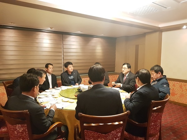 주낙영 경주시장이 지난 27일 중소제조업체 대표들과 중소기업의 애로사항을 듣는 좌담회 시간을 가지고 있다.