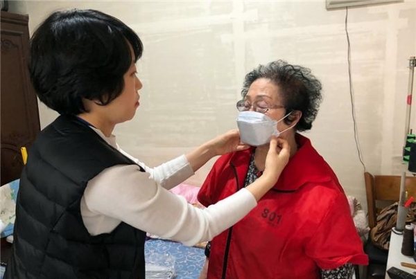 지난 20일 동대문구가 구 직원들과 1:1 결연을 맺은 취약계층 1,370가구에 황사마스크를 전달했다.