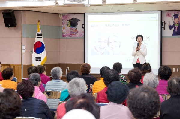 지난해 10월 목3동 장수문화대학에 참여한 어르신들에게 특강을 펼치는 김수영 구청장 모습