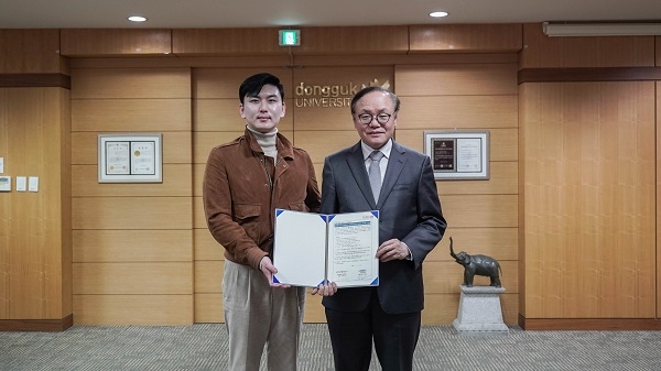 대영채비(주) 정민교 대표이사(왼쪽)와 이대원 총장이 지난 27일 협약을 체결하고 기념사진을 찍고 있다.