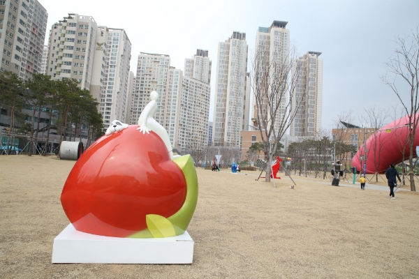 3월 28일부터 5월 31일까지 금나래중앙공원에 전시되는 ‘최승애 작가’의 ‘도란도란’ 조각 작품