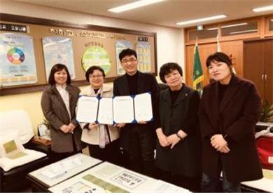 지난 20일 한울중학교 교장실에서 사회적협동조합 금천사회경제연대(이사장 신성호, 사진 가운데)와 한울중학교(교장 김용미, 사진 왼쪽 두 번째)가 사회적경제 특구 협동학교 운영 협약을 맺었다