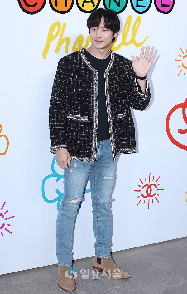 샤넬 행사 참석한 이제훈