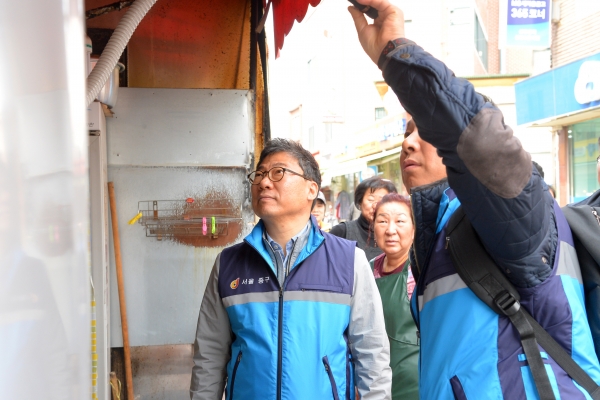 28일 오후 백학시장에서 합동 안전점검을 하고 있는 서양호 중구청장