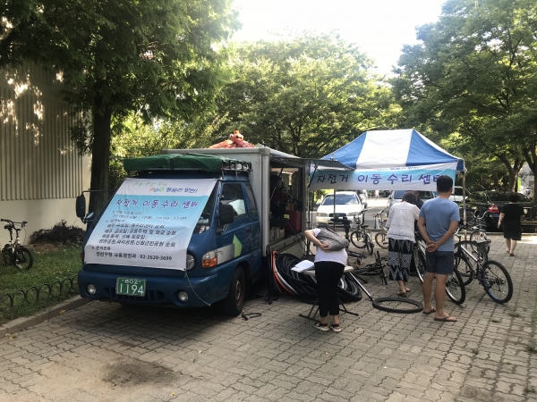 지난해 목동9단지 자전거이동수리센터에 방문해 자전거 수리를 받고 있는 모습