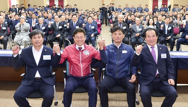 이철우 도지사가 28일 청송군민 현장 소통간담회에 참석해 군민의 애로사항을 청취하고 주민대표들과 지역현안 해결 방안 논의하고 있다.