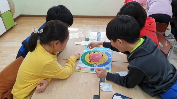 올해 3월 관내 한 초등학교에서 학생들이 ‘미세먼지 잡GO! 맑은 공기 오GO!’ 게임을 하고 있다