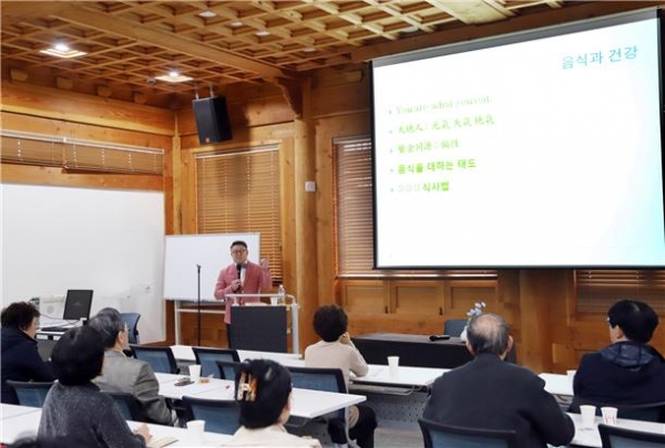 ▲27일(수) 오후 3시, 서울한방진흥센터서 진행된 ‘한방 북토크’에서 동대문구한의사회 한진우 회장이 ‘내 몸을 지키는 기적의 건강밥상’에 대해 강연하고 있다.