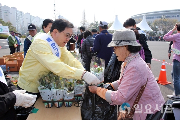 2019년 나무 나누어주기를 하고 있는 허성무 창원시장 © 창원시 제공