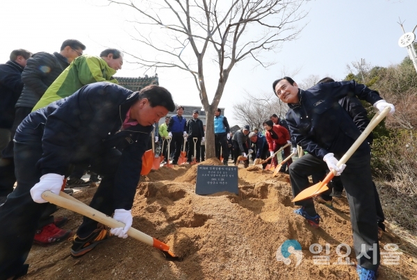 제74회 식목일 나무심기 행사에 참여해 나무를 심고 있는 서춘수 군수 © 함양군 제공