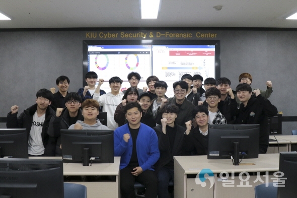 케이-해커스 동아리 학생들이 디지털포렌식 강의실에서 포즈를 취하고 있다. 사진=경일대