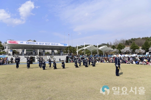 공군교육사 의장대가 절도 있는 동작 시범을 보여주고 있다. © 공군교육사령부 제공